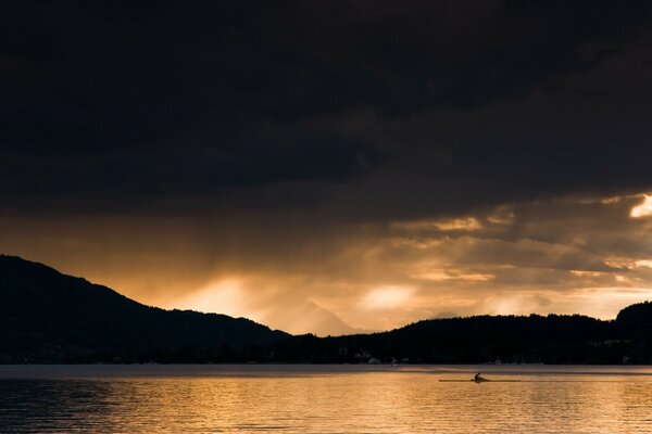 Um pôr-do-sol de fogo a reflectir-se no lago