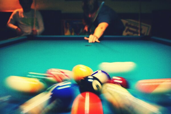 Coup de queue sur les balles de billard