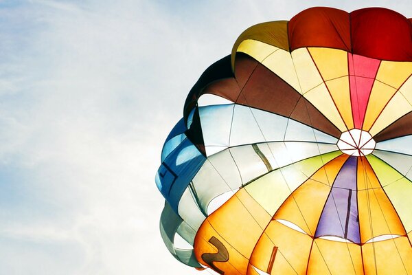 Mehrfarbiger Fallschirm. ein klarer Himmel