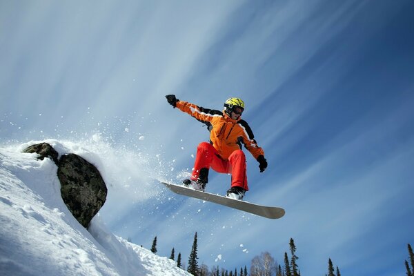 Snowboarder springt vom Sprungbrett auf Himmelshintergrund