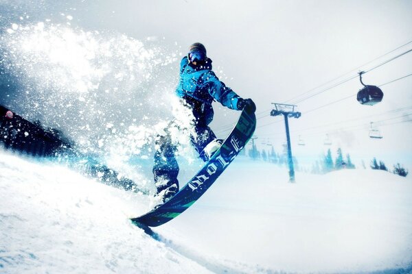 Ein Snowboarder macht einen Trick auf einer verschneiten Strecke