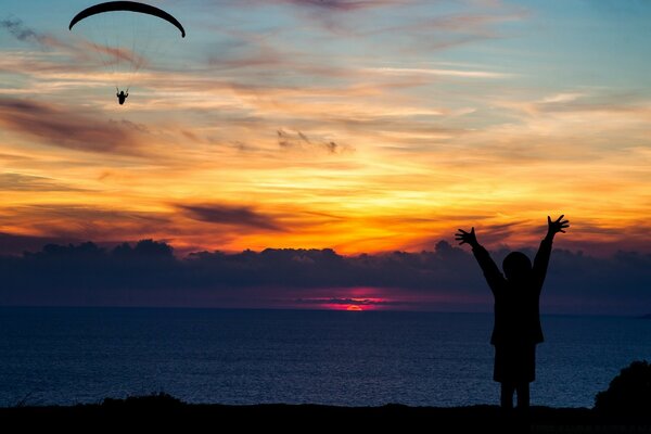 Attente d un parent près de l océan au coucher du soleil