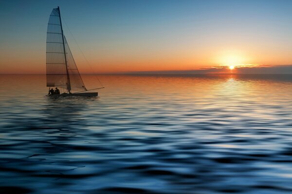 Velero en la superficie del mar al atardecer