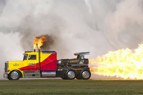 Fahrendes Auto in Rauch und Feuer