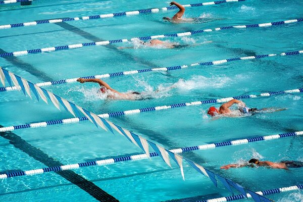 Männer schwimmen im Pool auf den Gleisen