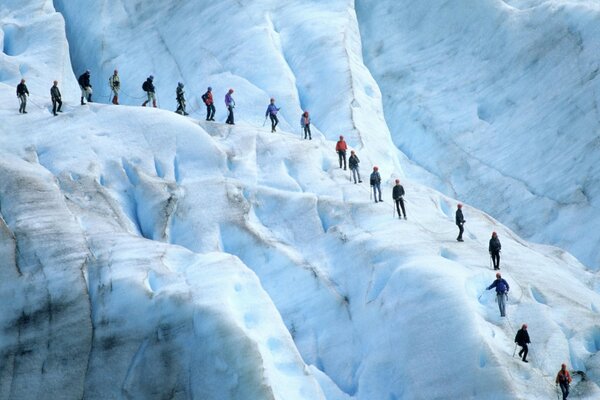 The descent of tourists from the icy mountain