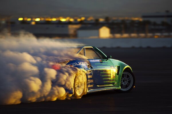 Voiture de sport en fumée à la vitesse