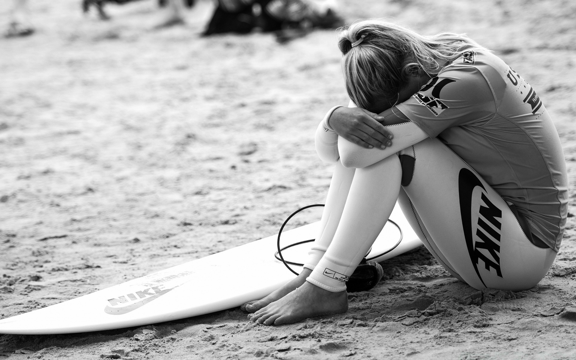 surf sozinho praia monocromático férias competição atleta equipamento desportivo água