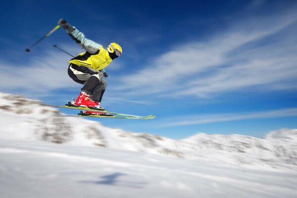 Coureur de ski au saut de montagne