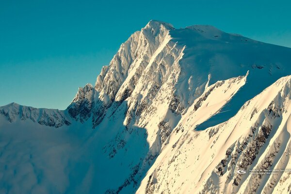 Lever du soleil sur la montagne. Cavalier