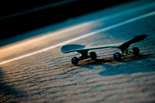 Foto eines Skaters am Wasser am Strand