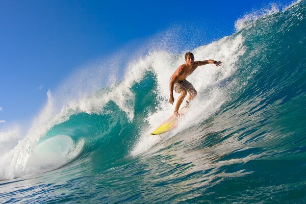 Surfer na desce w ruchu na falach