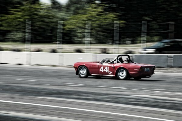 Coche deportivo en la pista corriendo