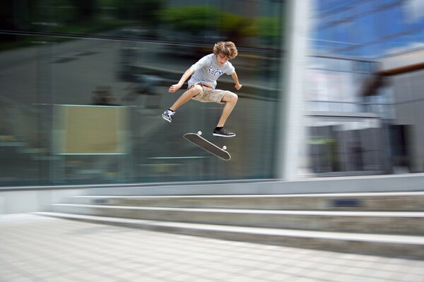 Movimientos rápidos de una persona en una patineta