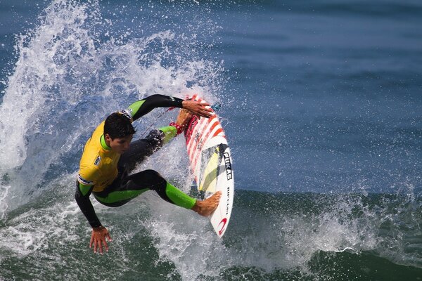 Surfer auf einem Brett mit Spritzern