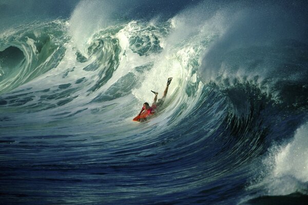 Surfista yace en una tabla en el mar