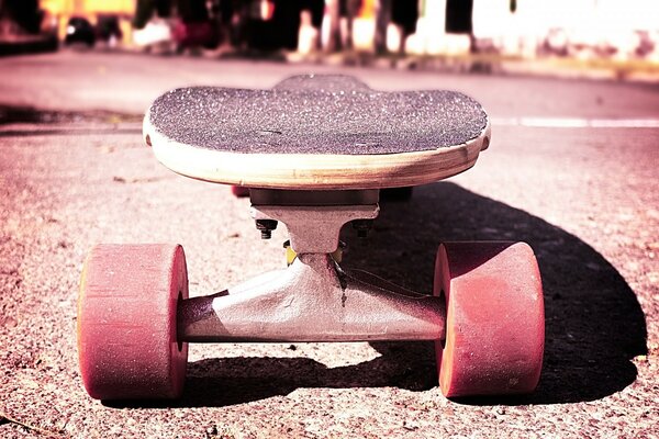 Ein alter Skate steht auf der Straße vor einer Menschenmenge