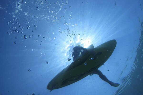 Mann auf Surfbrett Blick aus dem Wasser