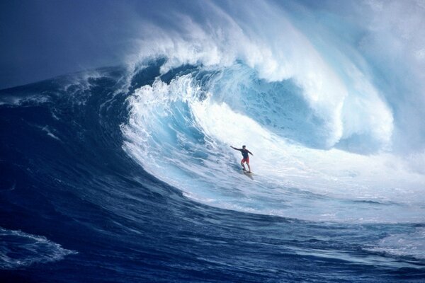 Surfen im hellblauen Meer