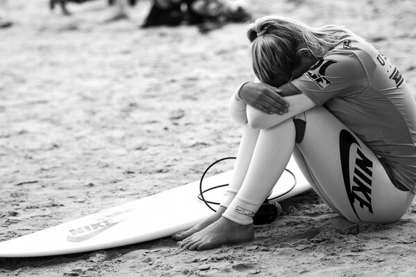 A girl with a surf in black and white