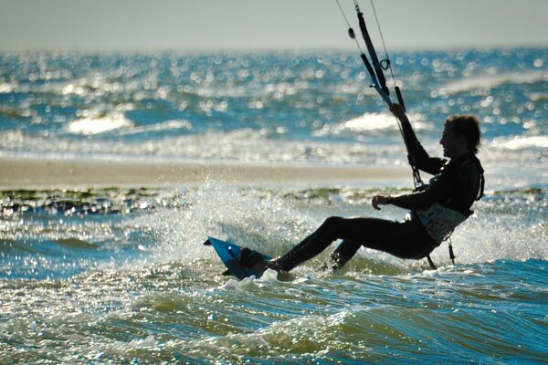 Kite em ondas turquesa