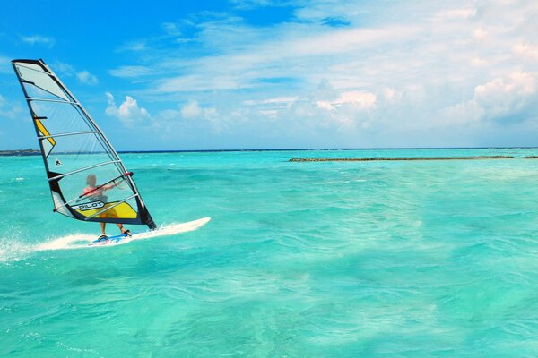 Surf à la voile sur l eau turquoise