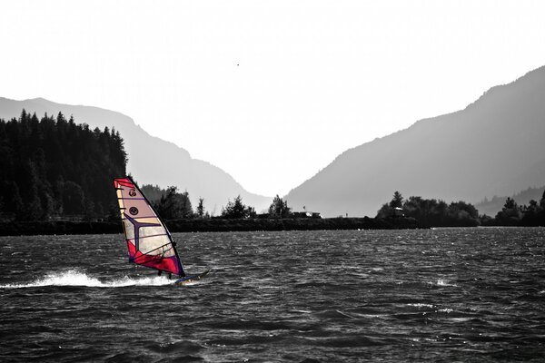 Surf à la voile dans les montagnes