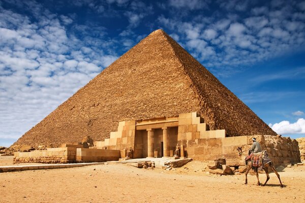 Pyramide égyptienne au milieu du désert