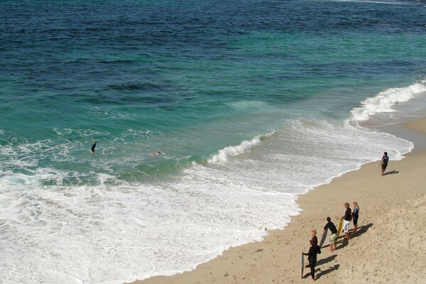 Surf-Liebhaber warten auf eine Welle