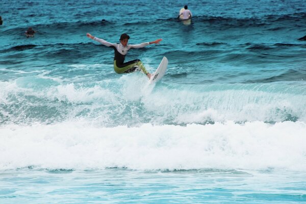 Surfen auf einer Welle im Ozean