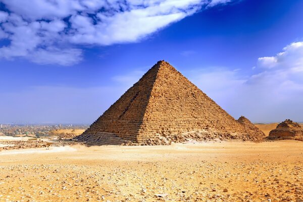 Piramide in una giornata di sole su uno sfondo di cielo blu