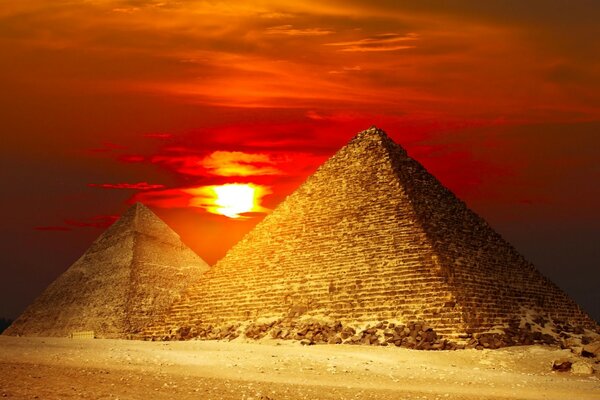 Pyramides célèbres sur fond de coucher de soleil