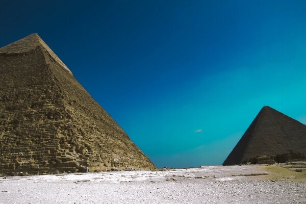 Pyramiden in der Wüste vor dem Hintergrund des blauen Himmels