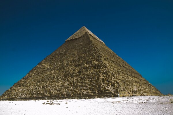 Pyramide Nahaufnahme auf blauem Himmelshintergrund