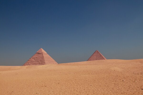 Afrikanische Pyramiden auf Sand Hintergrund