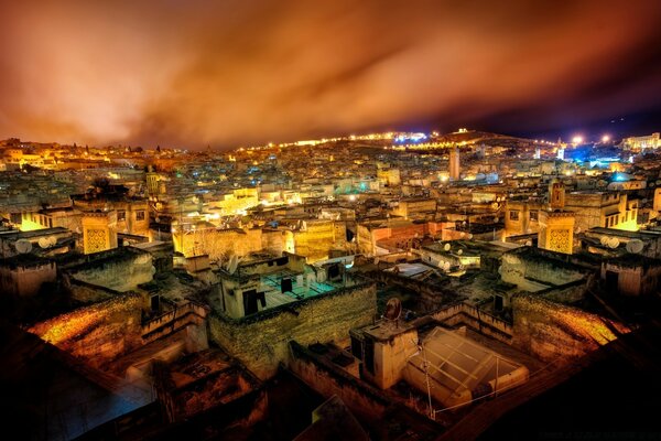 Image d une petite ville nocturne