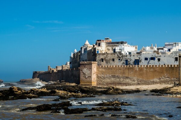 Castillo africano junto al mar