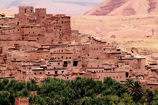 रेगिस्तान के बीच में अरब वास्तुकला