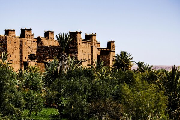 Vista de un castillo en el desierto africano