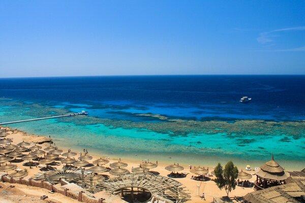 Relax sulla spiaggia di sabbia vicino al mare