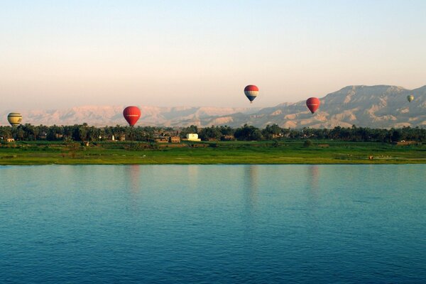 Sur des ballons dans le ciel au-dessus de l Afrique