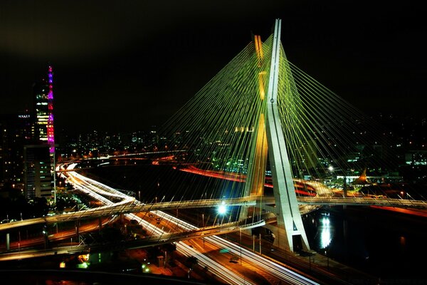 Hermoso puente por la noche en el centro de la ciudad