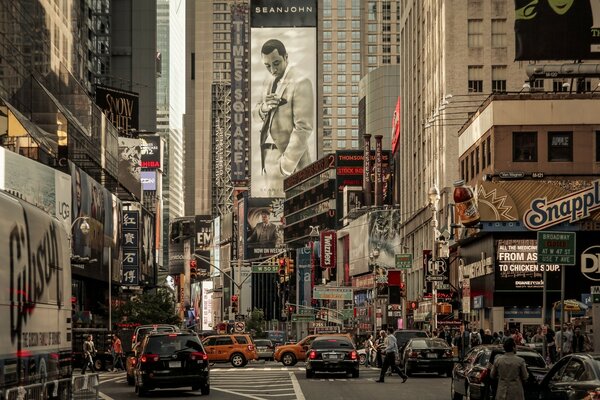 Calle con la carretera de la ciudad americana