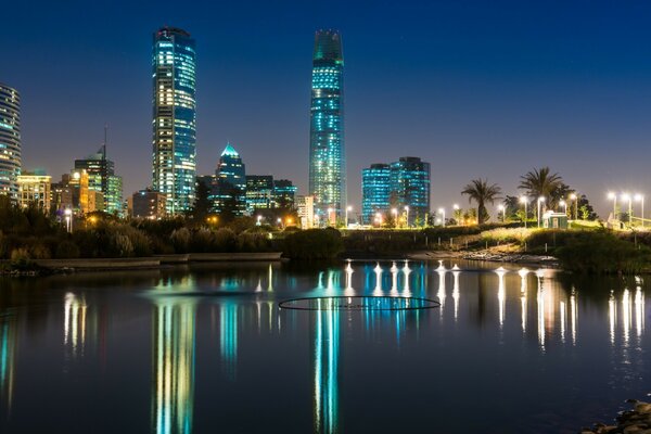 Un reflejo de casas en algún lugar de América. Arquitectura de hormigón