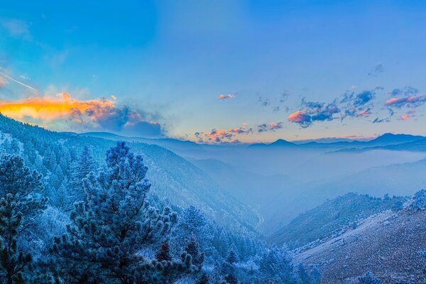 Cuento de invierno y el cielo en el lienzo