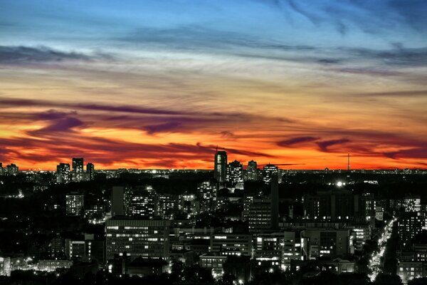 Una ciudad en América en blanco y negro contra un cielo naranja