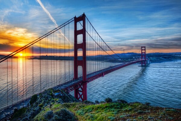 Sonnenuntergang vor dem Hintergrund der Hängebrücke