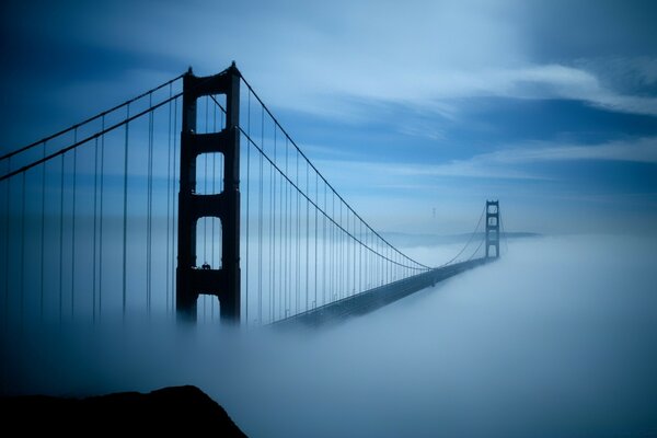 Puente largo en niebla espesa