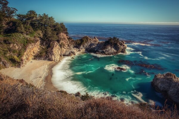 Bahía del mar con agua hermosa