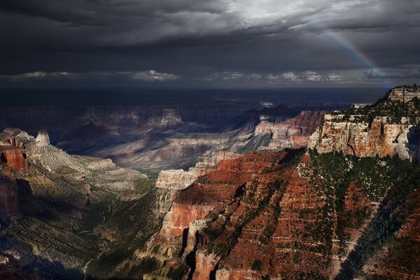 Amerika daki kanyonun karanlık gökyüzüne karşı manzarası